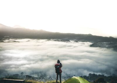 tente au dessus mer nuage